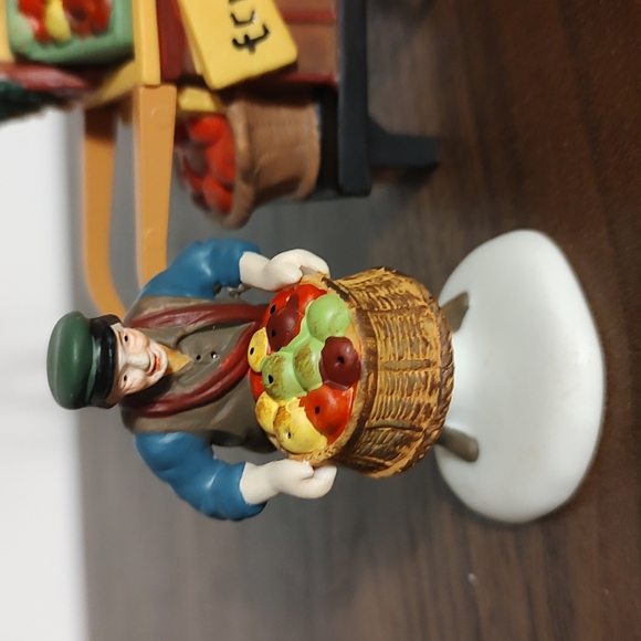 Department 56 the heritage Village Collection Chelsea market fruit monger & cart - Picture 3 of 9